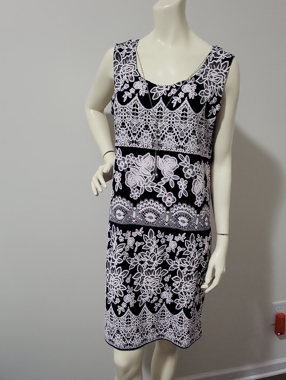 R&M Richards dress white lace overlay on a navy blue base  Size 14